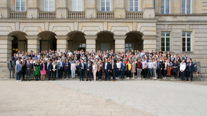 Gruppenfoto Bundesjugendtag 2022, Große Menschenmenge vor einem Gebäude