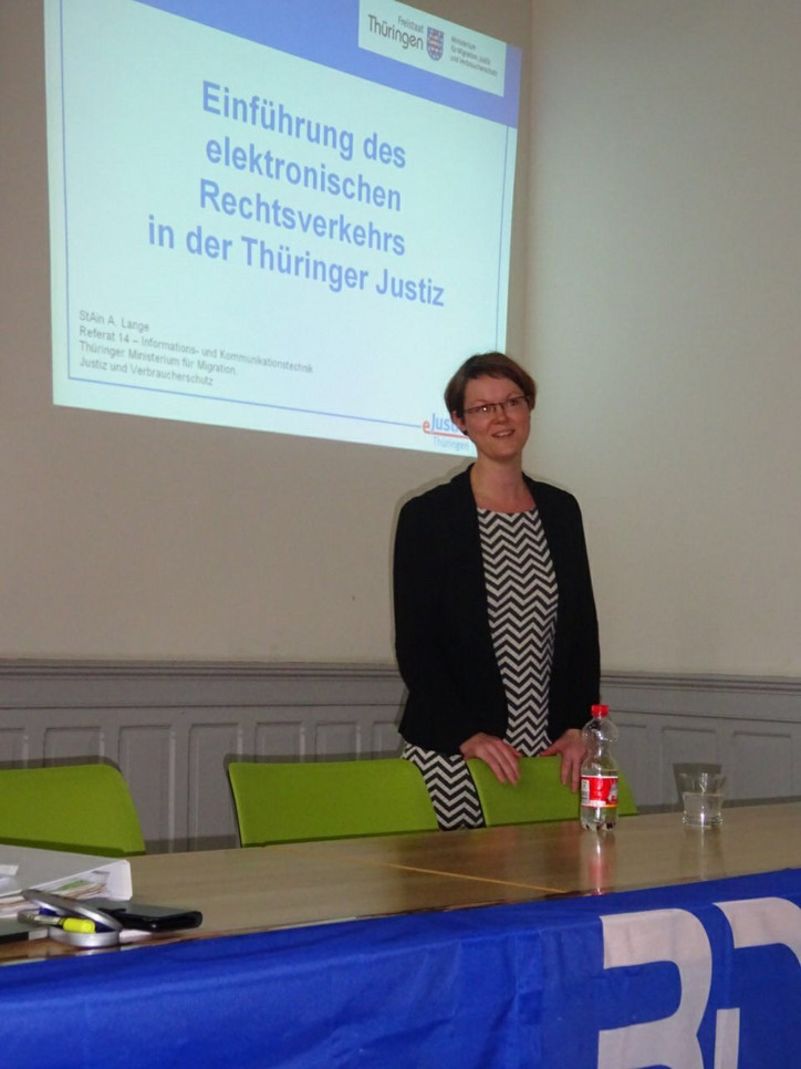 Frau A. Lange (TMMJV, Projektbüro eRV) referierte zum elektronischen Rechtsverkehr und beantworte Fragen rund um den Start in der Thüringer Justiz