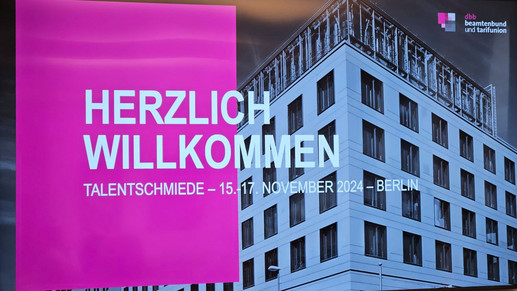 Fernsehbildschirm mit Willkommensgruß zum Talenschmiede-Seminar