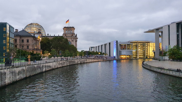 Blick auf das Reichstagsgebäude und die Spree in Abendstimmung 
