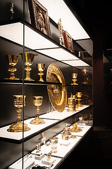 Verschiedene Ausstellungsstücke in einer Vitrine der Domschatzkammer