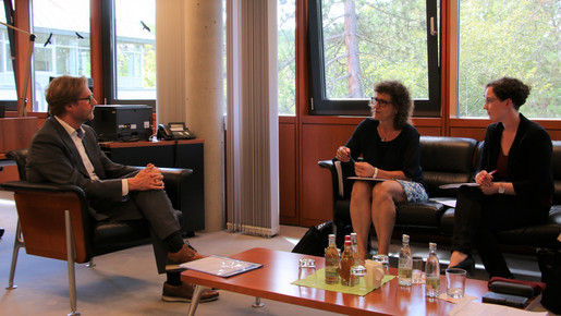 Der Vorstand zu Besuch bei Justizminister Dirk Adams, Herr Adams sitzt in einem Büro Frau Babara Zwinkau und Frau Marie-Luise Voigt (beide Vorstand BDR Thüringen) gegenüber