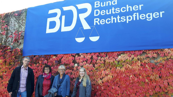 Thüringer BDR Delegation vor einem BDR Banner an einer bewachsenen Mauer