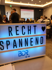 Ein Schild der BDR Jugend mit der Aufschrift "Recht spannend"