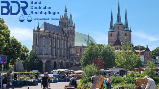 Erfurter Domplatz bei Sommer unter blauen Himmel