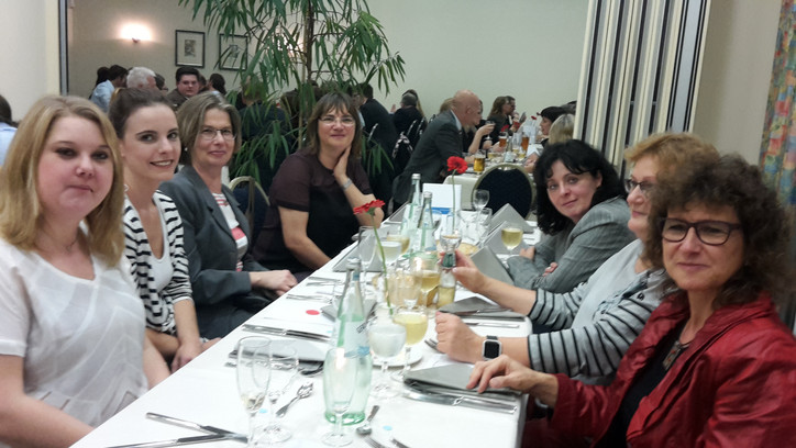 Thüringer Delegation vor einer großen Essenstafel