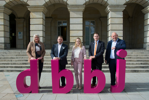 neue Bundesjugendleitung, 5 Personen vor den Buchstaben "dbbj"