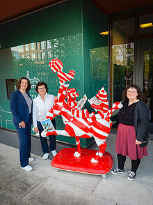 Marie, Barbara und Patricia vom BDR-Thüringen vor der Landesvertretung von Bremen in Berlin 