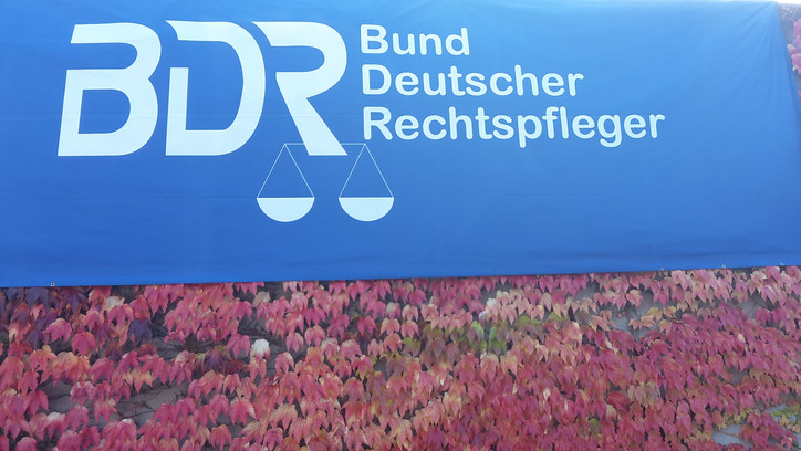 Ein großes Banner des BDR vor einer bewachsenen Mauer