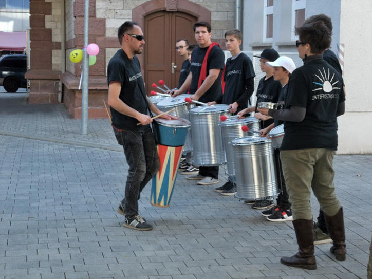 Das Percussionensemble "Bateristas Del Sol" im Innenhof des Justizzentrum Gera