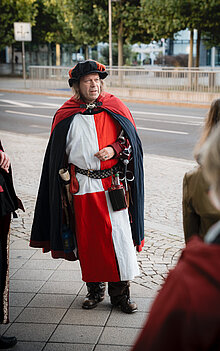 Ein Nachtwächter in historischer Kluft