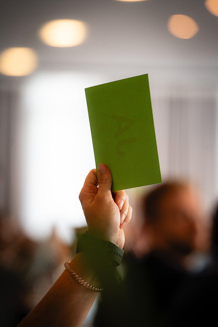 Bundesrechtspflegertag Delegiertentag Eine Hand halt eine grüne Abstimmungskarte in die Höhe