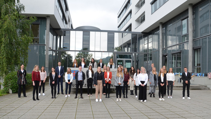 Thüringer Anwärterjahrgang 2021 vor dem Justizzentrum Jena, 30 Personen vor dem Justizgebäude