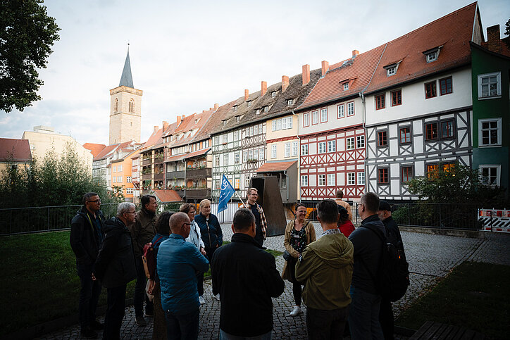Bundesrechtspflegertag Nachwächterführung Besuchergruppe mit Krämerbrücke im Hintergrund